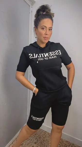 Set Deportivo Negro Con Biker Y Hoodie Manga Corta