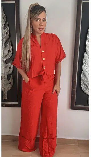 Set Rojo Vibrante En Tela Fresca Y Elegante