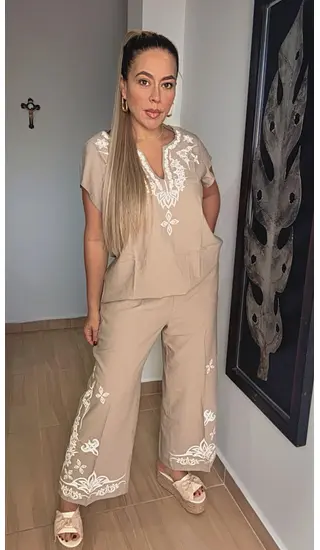 Set Elegancia Natural Con Detalles Estampados En Beige