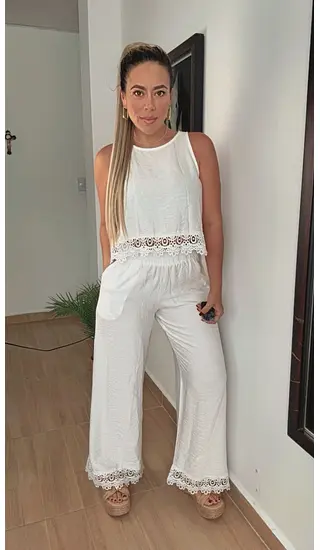 Set Blanco Elegante En Tela Fresca Con Detalles En Encaje