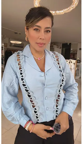 Blusa Celeste Bordada Manga Larga