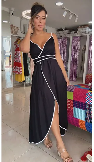 Vestido Largo Negro Con Abertura Y Detalles En Contraste