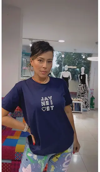Camiseta Azul Oscuro X Letras Estampadas