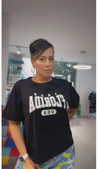 Camiseta Negra - Letras Estampadas