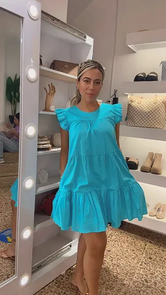 Bata Azul Clásica Y Sofisticada.